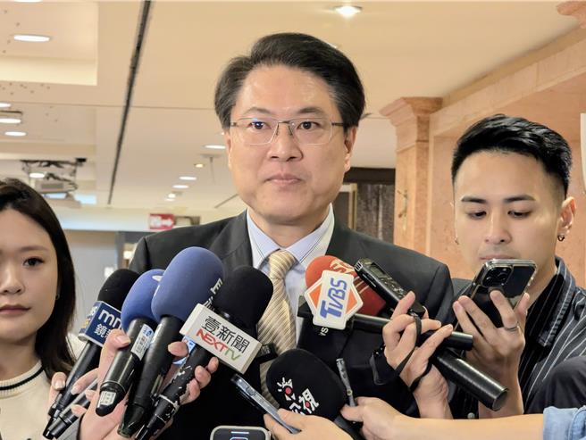 民進黨祕書長林右昌（中）26日上午受訪時，雖然表示不會針對罷免案做評論，但仍痛批謝市府的種種舉措。（張志康攝）