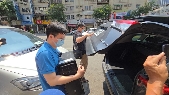 调查人员带走服务处人员。（郭良杰摄）