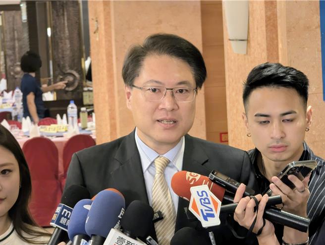 民进党秘书长林右昌26日受访时，呼吁蓝白阵营要理性审查预算。（张志康摄）