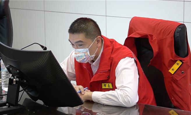 基隆市今日上午出現瞬間強降雨，市內多處產生積水災情，基隆市長謝國樑上午趕至基隆市消防局災害應變中心坐鎮。（徐佑昇攝）