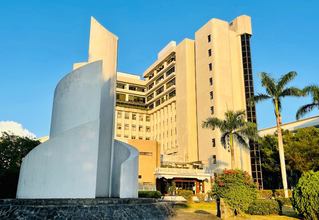 淡江大学宿舍厕所天花板惊险掉落，校方紧急封锁检修。(翻摄自GOOGLE地图)