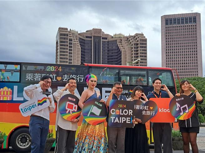 台北市觀傳局26日於市民廣場舉辦「2024 Color Taipei 彩觀光活動記者會」，與會包含特聘導覽員主持人徐哲緯（左起）、四分衛主唱阿山、人氣變裝皇后女王郭濬瑋、薛秋火、P!SCO吉他手 Rachel（右1）等。（温予菱攝）