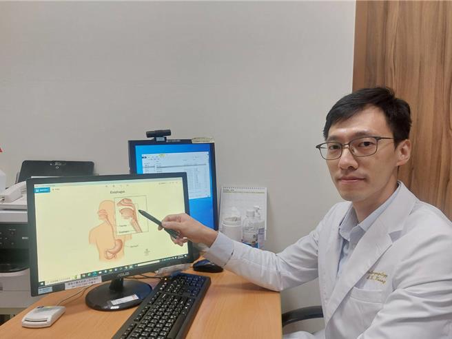 光田综合医院耳鼻喉头颈部医师黄圣凯26日表示，喝热汤易使咽喉的黏膜产生损伤，饮酒易刺激食道黏膜，2种习惯将增癌症风险。（光田综合医院提供／张妍溱台中传真）