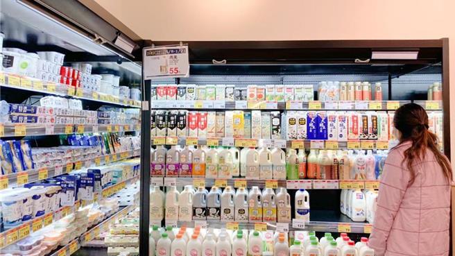 衛福部食藥署今年6月預告，保存期限30天以上應標示為「長效鮮乳」等字樣，外界可能讓消費者難以分辨，引發爭議。（示意圖／楊雅婷攝）