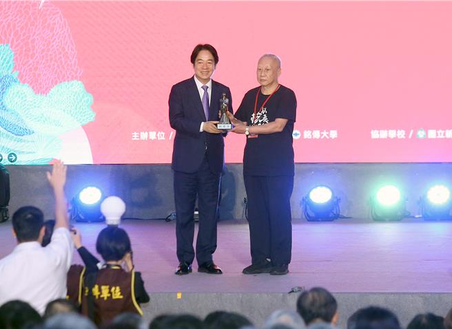 清大教授李敏（右）穿著「以核養綠」的T恤從賴清德總統（左）手中接下師鐸獎講座。（范揚光攝）