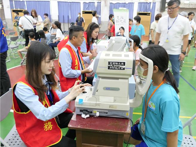 云林县政府与台北市忠孝扶轮社26日于台西国中举行「新型验光机及护眼卫教APP捐赠活动」，同时进行学生视力检查及配镜义诊，帮助学生守护自己的灵魂之窗。（张朝欣摄）