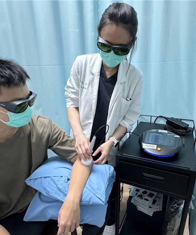 医师吴浩玮说明，高能量雷射治疗治疗每次约10到15分钟，治疗部位会感到轻微的温热感，但不会有过热及疼痛的感觉。（新竹台大医院提供／王惠慧新竹传真）