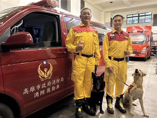 副分隊長葉嘉耀與搜救犬麗蓋兒、隊員蘇冠銘和搜救犬萬斯。（翻攝照片／洪靖宜高雄傳真）