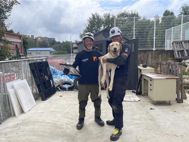 蘇冠銘和搜救犬萬斯通過搜索照。（翻攝照片／洪靖宜高雄傳真）