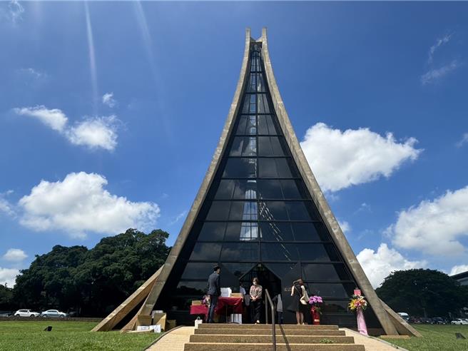 东海大学路思义教堂歷经2年的修缮工程后，26日盛大举行重启典礼。（冯惠宜摄）