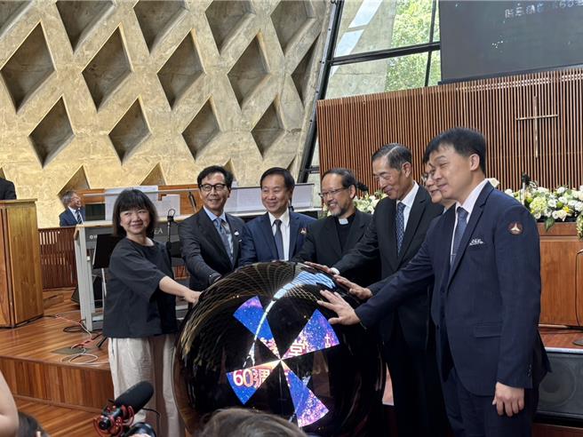 东海大学路思义教堂歷经2年的修缮工程后，26日盛大举行重启典礼。（冯惠宜摄）