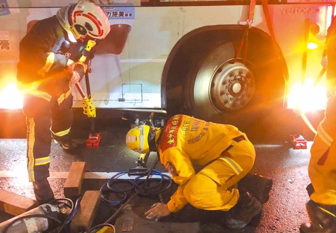 台中市巨业客运305号公车22日晚间行经中区中山路，撞上正在穿越马路2名女大生，酿1死1伤。（民眾提供／冯惠宜台中传真）