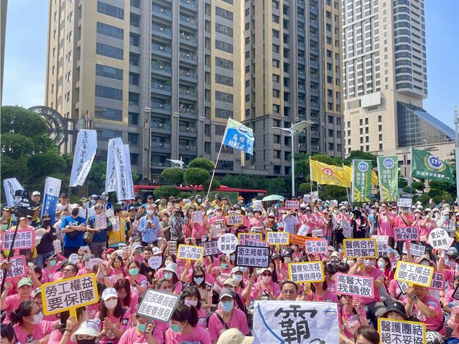 高医工会集结数百名医护在市府前抗议，举着高医大同我骄傲、劳工权益谁保障等手牌，在烈日下向市府隔空喊话，不少长期在大同工作的护理人员，轮流上台发声。（纪爰摄）
