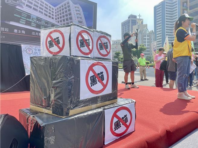 抗议舞台上方摆着「黑箱」，数百名高医工会医护抗议，认为大同经营权换手不公平。（纪爰摄）