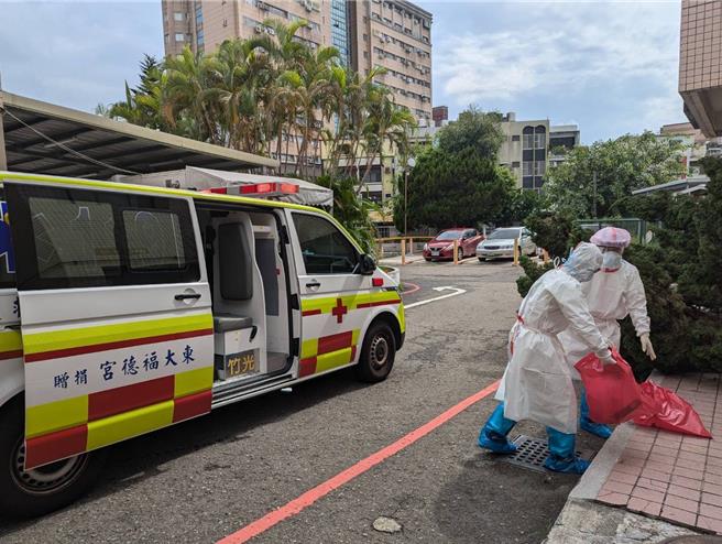 新竹市卫生局近日结合新竹市传染病应变医院台大新竹分院与备援医院国军新竹分院，办理实兵演练，针对新型A型流感及伊波拉病毒模拟应对。（新竹市政府提供／陈育贤新竹传真）
