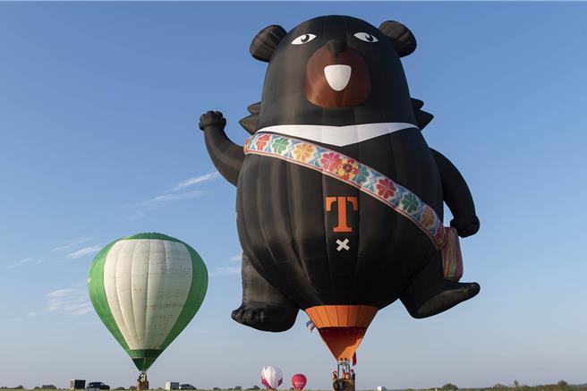 「2024高雄爱．月热气球」活动将于9月28、29日及10月5、6日移师田寮月世界举办，今年除超吸睛的高雄熊造型热气球首度在恶地形亮相，高市府观光局更特别邀请交通部观光署「喔熊组长」热气球于28日特别南下，营造2颗熊熊热气球合体的「双熊见面会」。（高市府观光局提供／洪浩轩高雄传真）