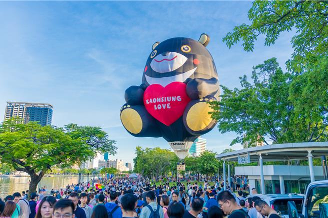 「2024高雄爱．月热气球」活动将于9月28、29日及10月5、6日移师田寮月世界举办，今年除超吸睛的高雄熊造型热气球首度在恶地形亮相，高市府观光局更特别邀请交通部观光署「喔熊组长」热气球于28日特别南下，营造2颗熊熊热气球合体的「双熊见面会」。（高市府观光局提供／洪浩轩高雄传真）