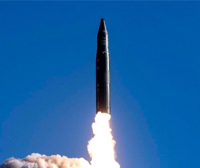 共军火箭军25日上午向太平洋海域发射1枚洲际弹道飞弹（ICBM）。（翻摄自中国民兵）