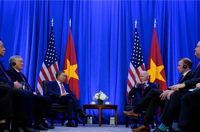 美國總統拜登(中右)25日與越共總書記、越南國家主席蘇林（中左）舉行會談。(取自路透)