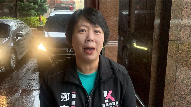 民進黨基隆市議員鄭文婷質疑市府透過限制性招標恐龍生態園區給特定廠商有觸犯圖利罪之嫌，今日至基隆地檢署告發市長謝國樑。（徐佑昇攝）