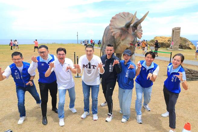 基隆市的「AR恐龍生態園區」近日試營運後帶來許多人潮，圖為基隆市長謝國樑（左四）與新北市副市長劉和然（左三）日前參訪合影。（本報資料照）