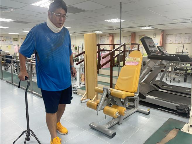 熊姓体育老师因罹患颈椎后纵韧带骨化症，在重摔后肢体受到很大撞击，压迫到脊椎，在医生建议后手术减压，再进行復健。（李综合医院提供／张妍溱台中传真）