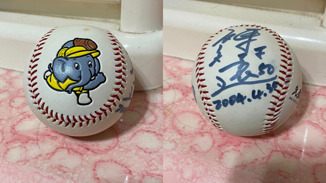 网友分享前职棒球星陈致远的签名球，引起讨论。（图／翻摄自脸书「爆废公社」）