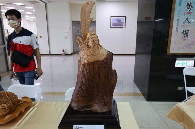 2024年三義木雕藝術節系列活動中的木藝慢活嘉年華，將從國慶日開始登場，展出木雕精品包括了李明道大師的關公。（謝明俊攝）