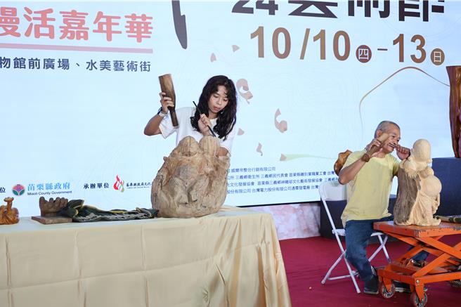 2024年三義木雕藝術節系列活動中的木藝慢活嘉年華，將由木雕大師李慶隆、李甘惠父女，以現身說法來說出三義木雕的傳承故事。（謝明俊攝）