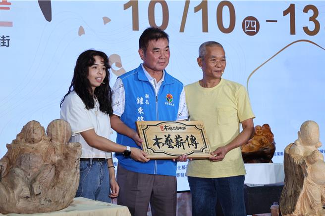 2024年三義木雕藝術節系列活動中的木藝慢活嘉年華，將由木雕大師李慶隆、李甘惠父女，以現身說法來說出三義木雕的傳承故事。（謝明俊攝）