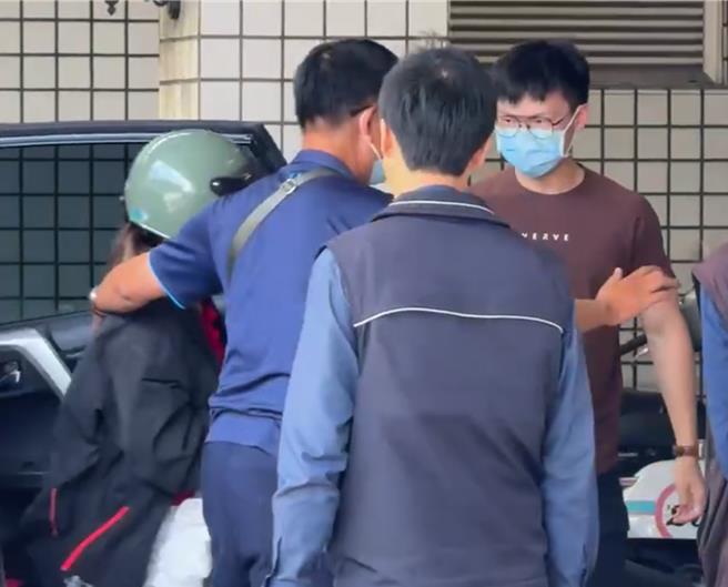 高雄31歲單親媽媽陳女疑似將4個月大的女嬰留在家中後外出，導致女嬰8天沒有進食，最後餓死。檢方26日提訊陳女（左戴安全帽者），陳女在到殯儀館時面對媒體的喊話「為何將女兒餓死？」陳女未發一語就步入殯儀館。（翻攝照片／林瑞益高雄傳真）