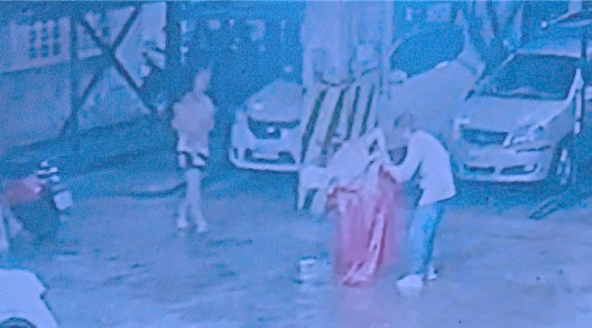 陳姓女子日前抱著大女兒關心騎機車摔車的母親。（翻攝照片／林瑞益高雄傳真）