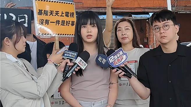 公民团体「山海公民拆梁行动」发言人林茵茵（图中）表示，为让更多民眾可以参与拆梁行动，将于28日举办车队游行。（张志康摄）