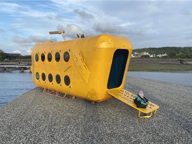 有鳥友反應，近期是候鳥遷徙時期，賞蟹步道出現黃色大型裝置藝術，也觀察到影響候鳥不敢停留，盼能移到旁邊公園。（台灣野鳥保育協會理事黃蜀婷提供／王惠慧新竹傳真）