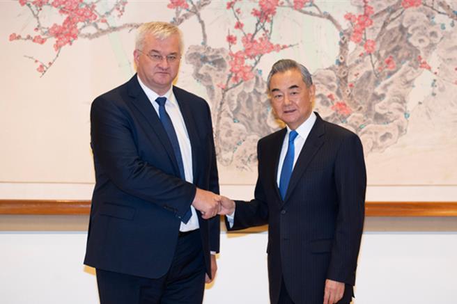 中国外交部长王毅当地时间25日在纽约联合国大会期间，应约会见乌克兰外长西比哈（Andriy Sybiga）。（摘自大陆外交部官网）