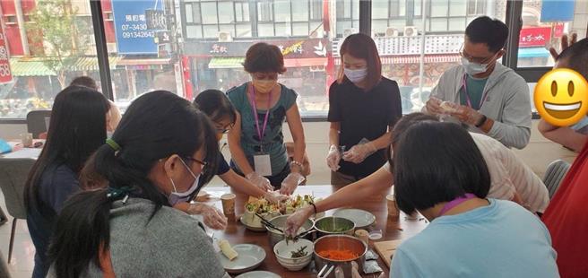 左营区「雄栈会所」今日展现成果，精障者与社工一起完成午餐料理，并邀民眾共食，充分展现精障者能力，提升他们自我价值。（林雅惠摄）