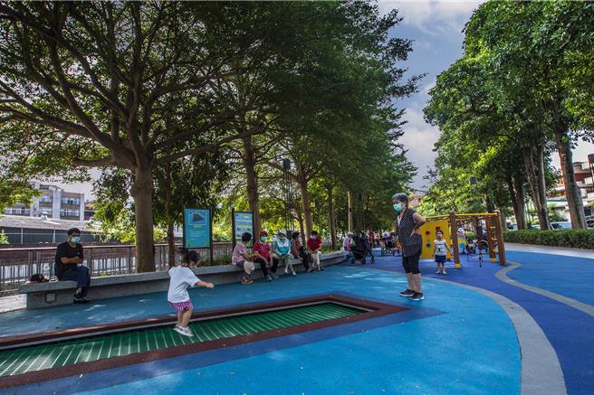 新竹縣在「生活品質與現代化」面相的調查是一般縣市第一名。（羅浚濱攝）