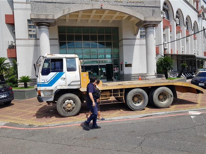 台南市学甲警分局学甲所警员丁冠博这周连续查获2辆悬挂他车车牌行驶，其中一辆是重达20吨的大货车。（读者提供／张毓翎台南传真）
