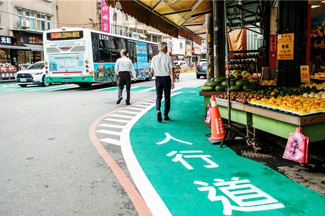 竹北市中正东路和仁德街沿线摊商长期占用道路营业，交旅处完成行穿线退缩设人行道，大部分摊商多配合退缩。（罗浚滨摄）