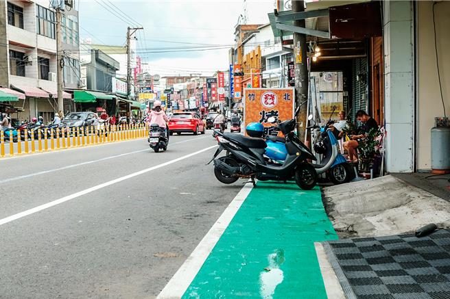 县府交旅处在竹北市中正东路和仁德街完成行穿线退缩设人行道，有店冢仍在新设人行道摆设招牌等障碍物及停车，将请警方劝导，再进行执法取缔。（罗浚滨摄）