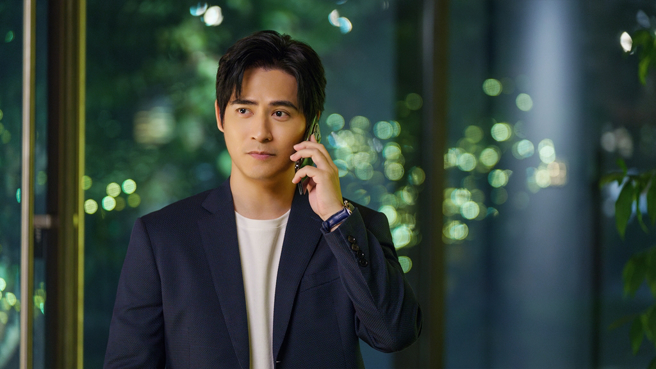 周渝民首度挑战饰演冷酷无情、不苟言笑的投顾主管柯岩。（图／龙华电视提供）