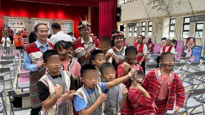 桃园市復兴区罗浮、光华及长兴国小，今年度成为原住民族实验小学，26日举办3校联合揭牌，市长张善政（最后排中）说，桃园市迈入新的里程碑，3校将进一步发挥泰雅原民特色，市府将全力以赴协助。（吕筱蝉摄）