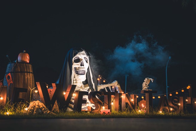 大溪笠復威斯汀將全館幻化彷彿置身於鬼怪出沒的驚悚秘境。(大溪笠復威斯汀提供)