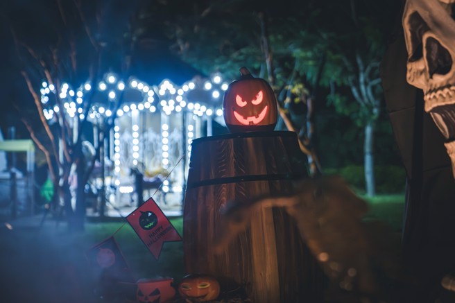 大溪笠復威斯汀將全館幻化彷彿置身於鬼怪出沒的驚悚秘境。(大溪笠復威斯汀提供)