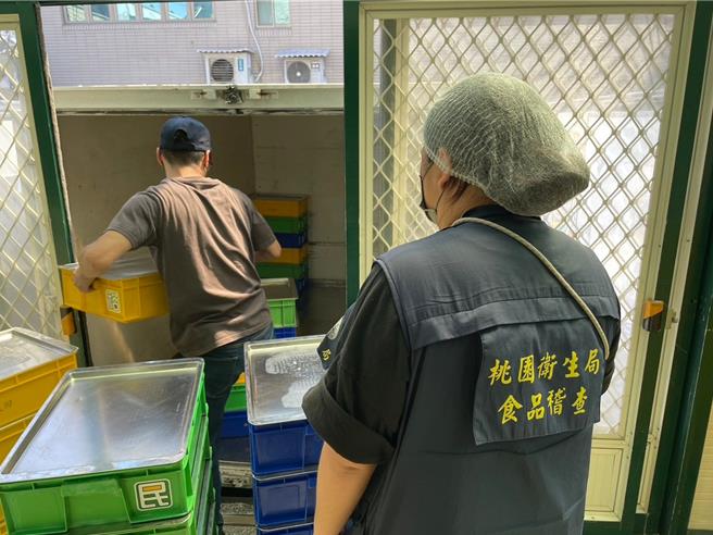 桃園市生局針對桃園市114家學校自設廚房及13家供應校園午餐團膳業者完成環境查核與輔導，今年1月至8月期間也抽驗午餐成品與食材共計159件，檢驗結果均符合規定。（桃園市衛生局提供）