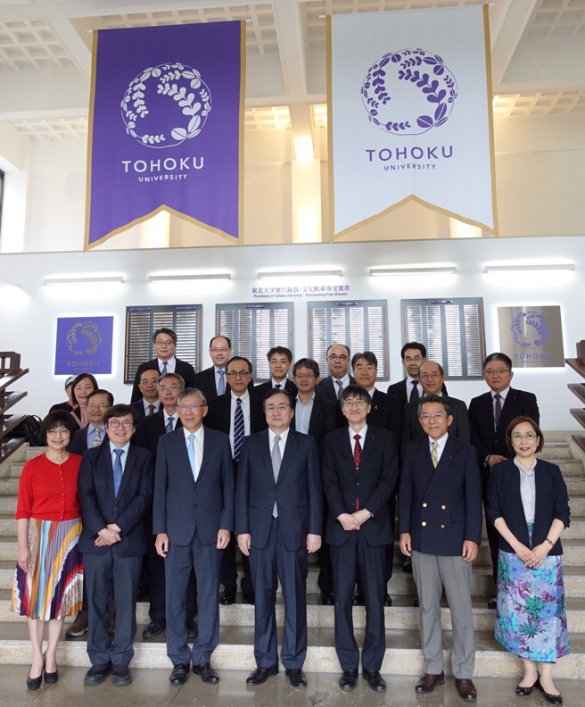 北医大与东北大两校首长们于东北大学阶梯留下珍贵合照。(照片/北医大提供)