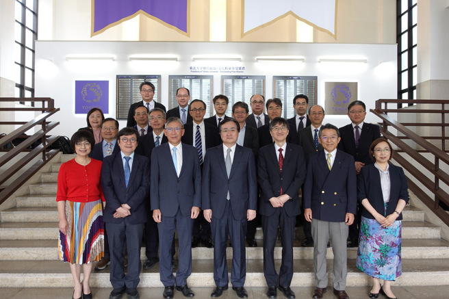 北医大与东北大学双边联合研讨会，两校首长们于东北大学合影留念。(照片/北医大提供)