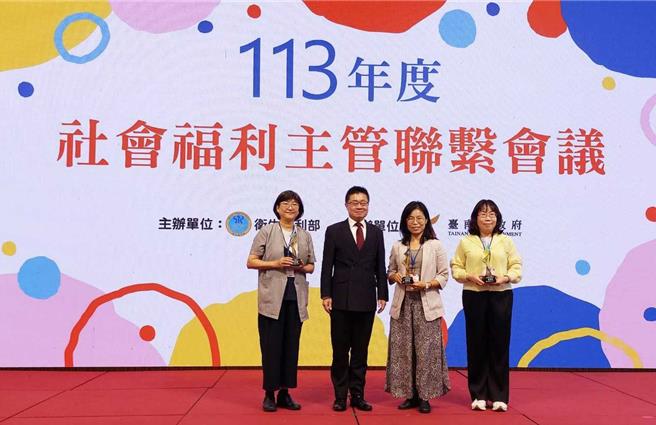 高雄市社會局婦女館榮獲2024全國標竿婦女中心婦蘊獎，是2022年第一屆婦蘊獎後，唯一蟬聯獲獎的縣市，高雄市社會局副局長葉玉如（左一）代表領獎。（高雄市社會局提供／林雅惠傳真）