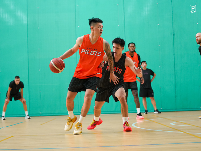 卢峻翔（左）、林子洧（右）在队内对抗互相攻防。（桃园璞园领航猿提供）