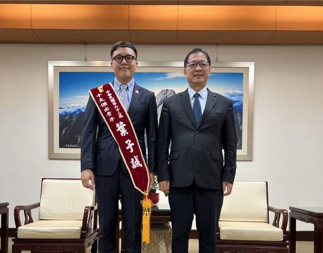 新竹地检署检察官叶子诚（左）侦办多起社会瞩目重大案件，获得今年十大结束青年荣誉，法务部长郑铭谦特表达嘉勉之意。（新竹地检署提供／邱立雅竹县传真）